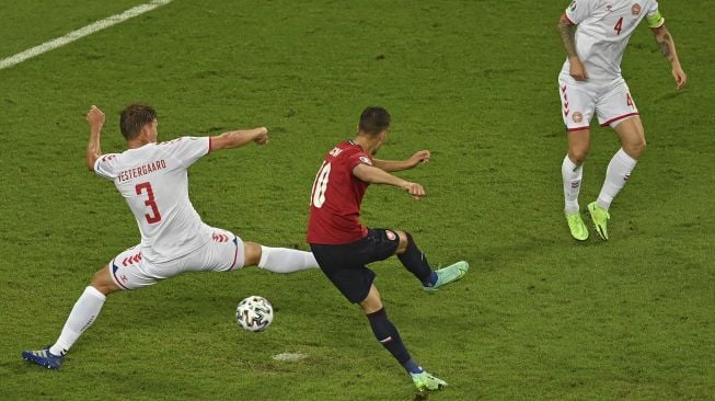 Pemain depan Republik Ceko Patrik Schick (tengah) mencetak gol pertama mereka selama pertandingan sepak bola perempat final UEFA EURO 2020 antara Republik Ceko dan Denmark di Stadion Olimpiade, Baku, Azerbaijan, pada (3/7/2021). [DAN MULLAN / POOL / AFP]