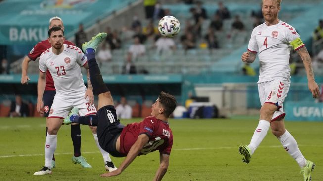 Pemain depan Republik Ceko Patrik Schick (tengah) mencoba mencetak gol saat pertandingan sepak bola perempat final UEFA EURO 2020 antara Republik Ceko dan Denmark di Stadion Olimpiade, Baku, Azerbaijan, pada (3/7/2021). [Darko Vojinovic / POOL / AFP]