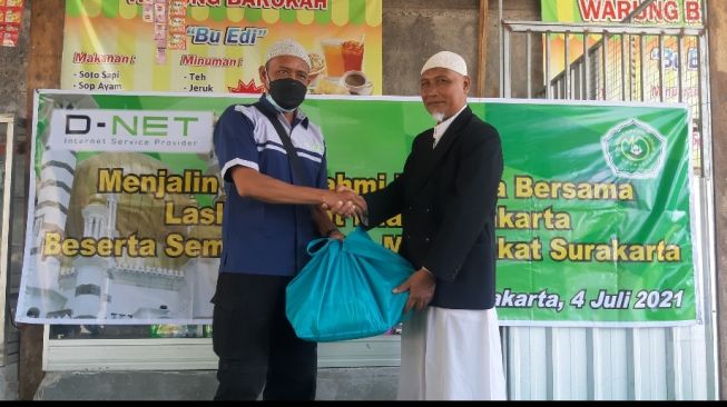 Peduli Sesama, D-Net Berbagi Sembako di Ponpes Miftahul Jannah