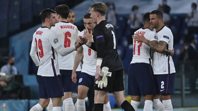 Para pemain Inggris merayakan kemenangan mereka selama pertandingan sepak bola perempat final UEFA EURO 2020 antara Ukraina dan Inggris di Stadion Olimpiade, Roma, pada (3/7/2021). [Alberto PIZZOLI / POOL / AFP]