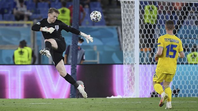 Penjaga gawang Inggris Jordan Pickford beraksi selama pertandingan sepak bola perempat final UEFA EURO 2020 antara Ukraina dan Inggris di Stadion Olimpiade, Roma, pada (3/7/2021). [Ettore Ferrari / POOL / AFP]