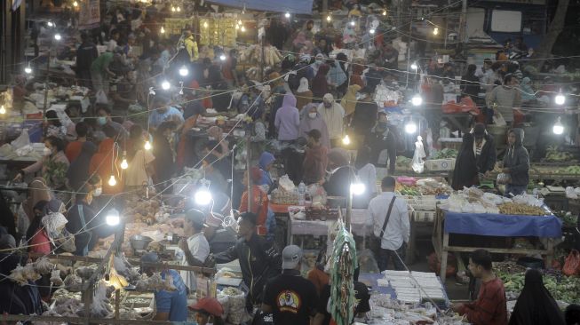 Sejumlah warga memadati Pasar Cibinong di Kabupaten Bogor, Jawa Barat, Minggu (4/7/2021). [ANTARA FOTO/Yulius Satria Wijaya]