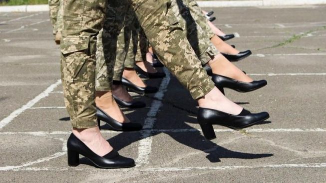 Militer Ukraina Kini Punya Sepatu Model Baru Setelah Skandal High Heels