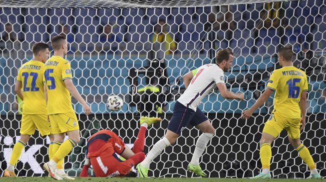 Pemain depan Inggris Harry Kane (tengah) berlari untuk merayakan setelah mencetak gol ketiga selama pertandingan sepak bola perempat final UEFA EURO 2020 antara Ukraina dan Inggris di Stadion Olimpiade, Roma, pada (3/7/2021). [ALBERTO LINGRIA / POOL / AFP]