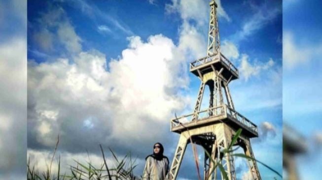 Replika Menara Eiffel di tengah keindahan padang rumput hijau Bukit Waru, Desa Kahianga, Kecamatan Tomia Timur, Wakatobi, Sulawesi Tenggara [telisik.id]