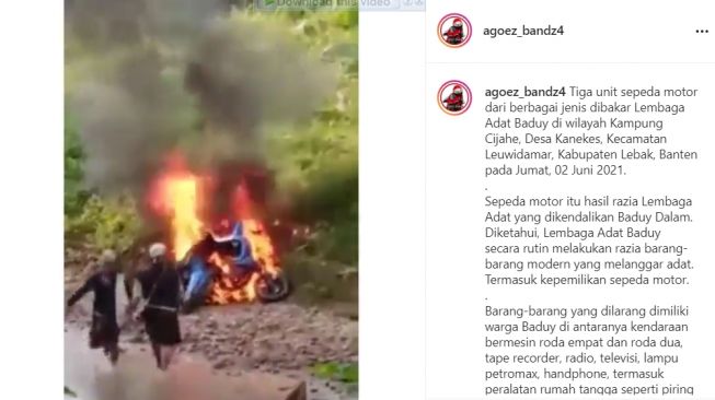 Aksi pria bakar motor viral di media sosial (Instagram)