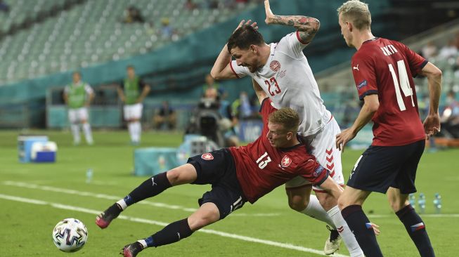 Gelandang Republik Ceko Petr Sevcik (kiri) berebut bola dengan pemain tengah Denmark Pierre Hojbjerg (tengah) selama pertandingan sepak bola perempat final UEFA EURO 2020 antara Republik Ceko dan Denmark di Stadion Olimpiade, Baku, Azerbaijan, pada (3/7/2021). [OZAN KOSE / POOL / AFP]