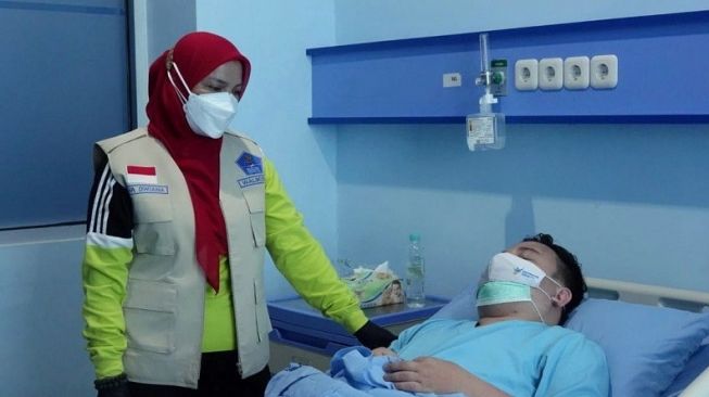 Wali Kota Bandar Lampung Eva Dwiana jenguk perawat Puskesmas Kedaton yang dikeroyok di RSUDAM, Minggu (4/7/2021). [Lampungpro.co]