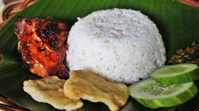 Taruh Benda Tak Biasa di Atas Nasi Panas, Aksi Warganet Ini Berujung Bikin Geleng-Geleng