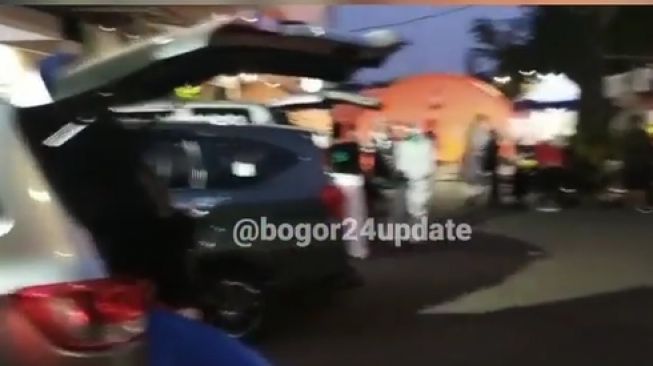 Viral, Pasien di RSUD Cibinong Bogor Membludak Hingga ke Halaman