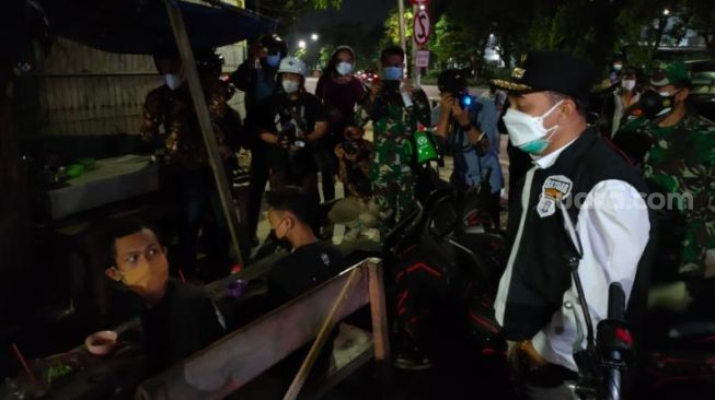 4 Pemuda di Surabaya Santai Tenggak Alkohol di Malam Pertama PPKM Darurat