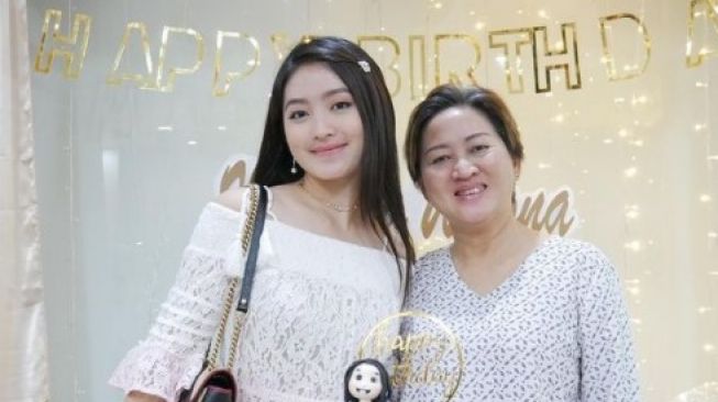 Potret kebersamaan Natasha Wilona dan ibunda. (Instagram/natashawilona12)