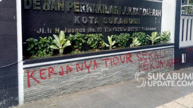 Ditulisi "Kerjanya Tidur Sekali Kerja Ngawur", Gedung DPRD Sukabumi Mau Dijual?