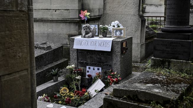 Makam pentolan The Doors Jim Morrison di pemakaman Pere Lachaise, Paris, pada (3/7/2021). [Martin BUREAU / AFP]