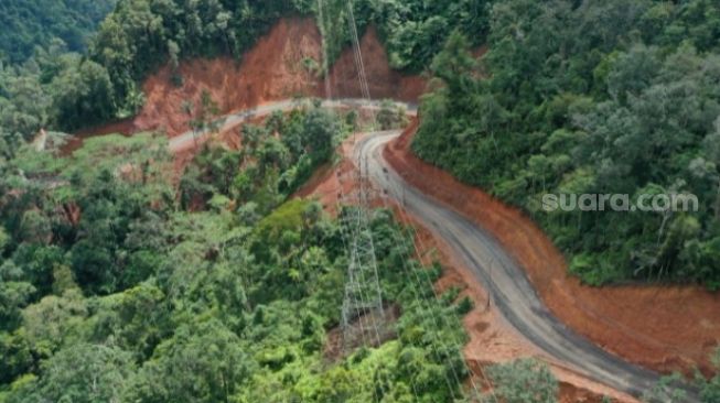 Suasana pembangunan jalan ruas Latuppa - Bonglo - Salulimbong - Pantilang, Minggu, 4 Juni 2021 [SuaraSulsel.id / Humas Pemprov Sulsel]