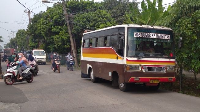 Hindari Penyekatan PPKM Darurat, Bus di Depok Masuk Jalan Kecil