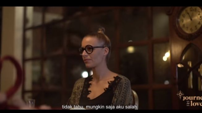 Daniel Mananta ngobrol bersama istrinya, Viola Maria (YouTube.com)