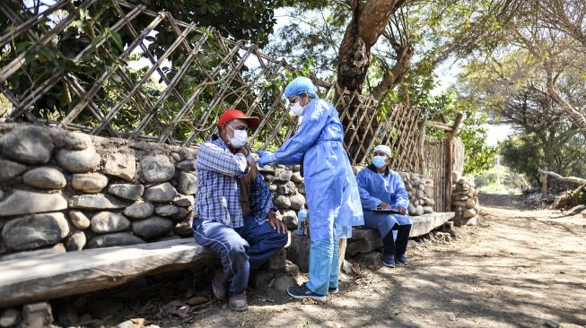 Seorang petugas kesehatan menyuntik seorang warga lanjut usia dengan dosis vaksin Pfizer-BioNTech melawan COVID-19 di Arequipa, Peru, pada (2/7/2021). [Diego Ramos / AFP]