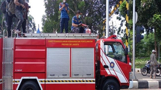 Damkar Semprot Disinfektan di Perbatasan Depok-Jakarta