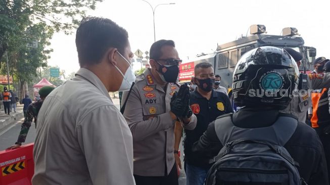 Polres Metro Jakarta Barat mengerahkan kendaraan Water Cannon di Pos Lantas Kalideres, salah satu titik penyekatan di Cengkareng, Jakarta Barat, Senin (5/7/2021).  (Suara.com/Yaumal)