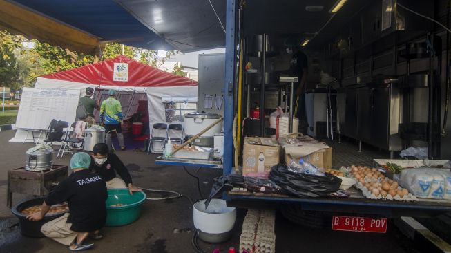 Petugas merebus telur di dapur umum Kementerian Sosial (Kemensos) RI di BRSPDSN Wyata Guna, Bandung, Jawa Barat, Senin (5/7/2021). [ANTARA FOTO/Novrian Arbi]