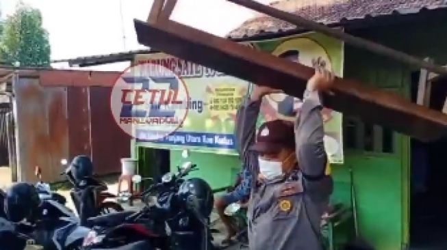 Warung Sate di Kudus Langgar PPKM Darurat, Petugas Angkut Kursi Hingga Bahan Baku Sate