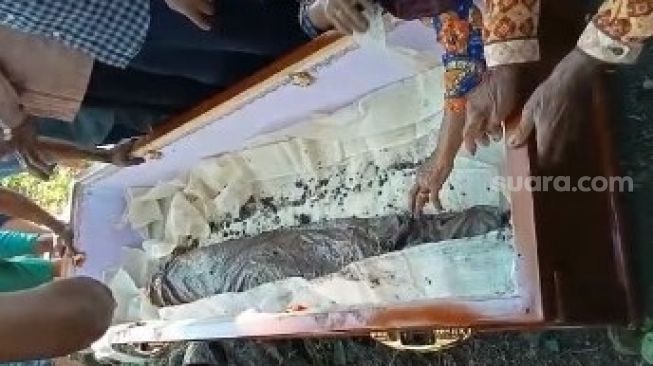 Bongkar Makam, Warga Jeneponto Kaget Kain Kafan Utuh Tapi Jenazah Tidak Ada