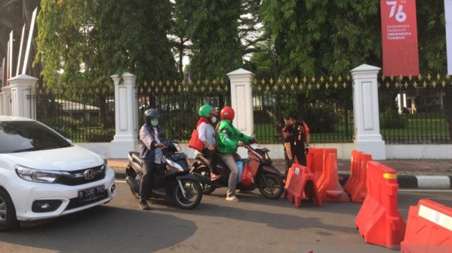 Pengendara hendak melintasi jalur penyekatan di Jalan Majapahit, Jakarta Pusat, pada hari kerja pertama PPKM Darurat, Senin (5/7/2021) [ANTARA/Mentari Dwi Gayati] 