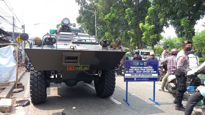 Halau Orang Luar Jakarta Masuk, 2 Panser Anoa Milik TNI Tutup Jalan di Lenteng Agung