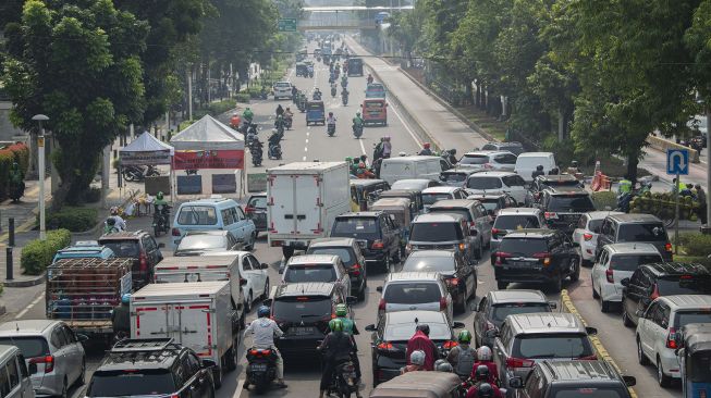 Sejumlah kendaraan bermotor menerobos bagian jalan yang tidak tertutup beton di posko penyekatan tanpa penjagaan petugas di Jalan Salemba Raya, Jakarta Pusat, Senin (5/7/2021). [ANTARA FOTO/Aditya Pradana Putra]