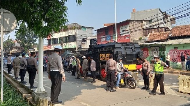 Hari Ketiga PPKM Darurat, Ratusan Kendaraan Tertahan di Pos Penyekatan Lenteng Agung