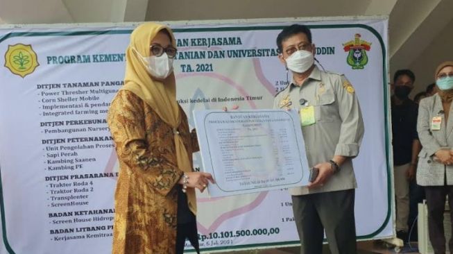 Mentan Serahkan Bantuan Pertanian pada Unhas Senilai Rp10,1 Miliar