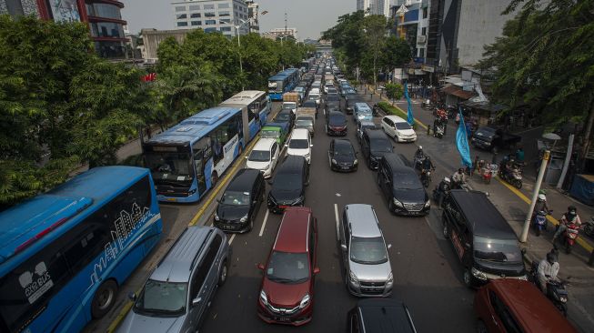 Sejumlah kendaraan bermotor antre melewati posko penyekatan di Jalan Salemba Raya, Jakarta Pusat, Senin (5/7/2021). [ANTARA FOTO/Aditya Pradana Putra]