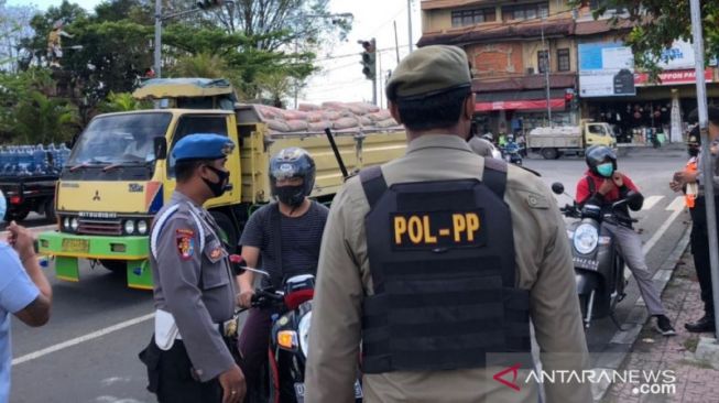 Tim Yustisi Denpasar pantau PPKM Darurat [ANTARA/I Komang Suparta/2021] 