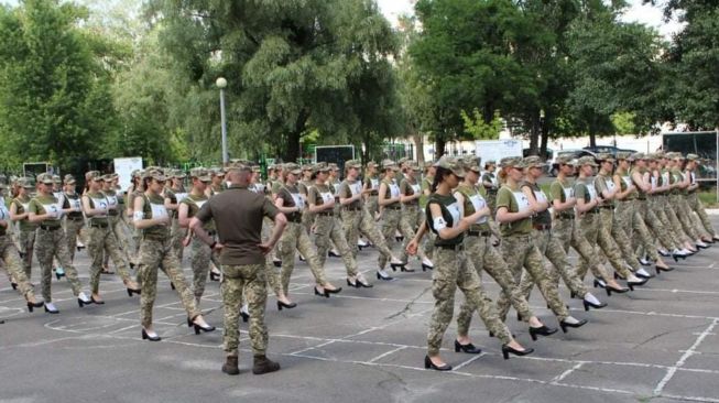 Tentara Wanita Ukraina Pakai Sepatu Hak, Politisi Oposisi Langsung Mengecam