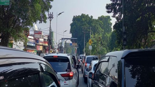Lenteng Agung macet parah dari Depok ke Jakarta. (Suara.com/Arga)