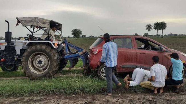 Turis Kena Apes Saat Liburan Pakai Mobil, Nyasar Ke Sawah Gara-Gara Ikuti Google Maps