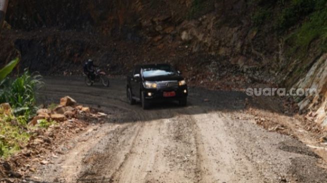 Andi Sudirman meninjau pembangunan jalan ruas Latuppa - Bonglo - Salulimbong - Pantilang, Minggu, 4 Juni 2021 [SuaraSulsel.id / Humas Pemprov Sulsel]