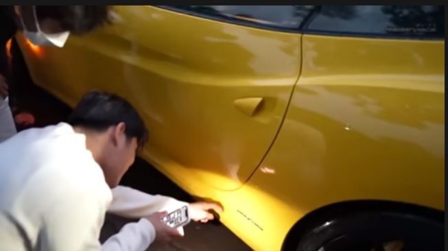 Rizky Billar cek kondisi Ferrari miliknya usai dijajal oleh Lesti Kejora (Youtube)