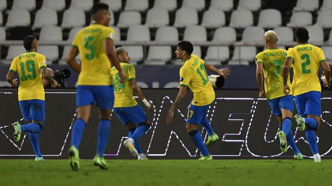 Pesepak bola Brazil Lucas Paqueta melakukan selebrasi dengan rekannya  setelah berhasil mencetak gol pertama untuk tim nya saat melawan Peru dalam laga semi final Copa America 2021, di Stadion Nilton Santos, Rio de Janeiro, Brazil , Selasa(6/7/2021). [Foto/AFP]