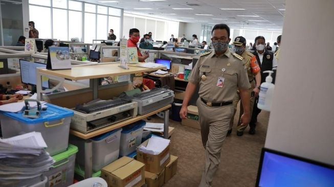 Sidak Ada Pegawai Masih Ngantor, Anies: Kantornya Ditutup dan Diproses Hukum