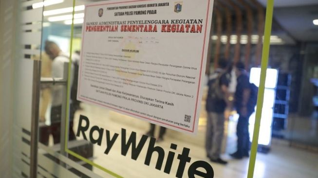 Pemprov DKI Jakarta menutup sementara kantor Ray White yang bergerak di luar bidang non-esensial dan kritikal karena melanggar PPKM Darurat, Selasa (6/7/2021). [Instagram@aniesbaswedan]