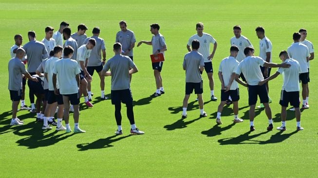 Para pemain Spanyol mengikuti sesi latihan di Ciudad del Futbol, Las Rozas, Madrid, pada (5/7/2021). [JAVIER SORIANO / AFP]