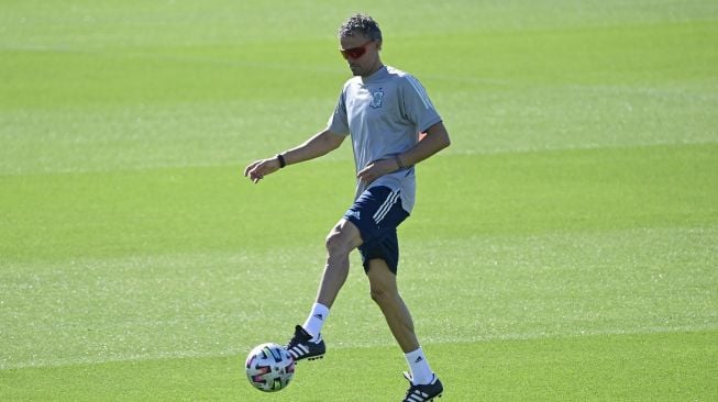 Pelatih Spanyol Luis Enrique menghadiri sesi latihan di Ciudad del Futbol, Las Rozas, Madrid, pada (5/7/2021). [JAVIER SORIANO / AFP]