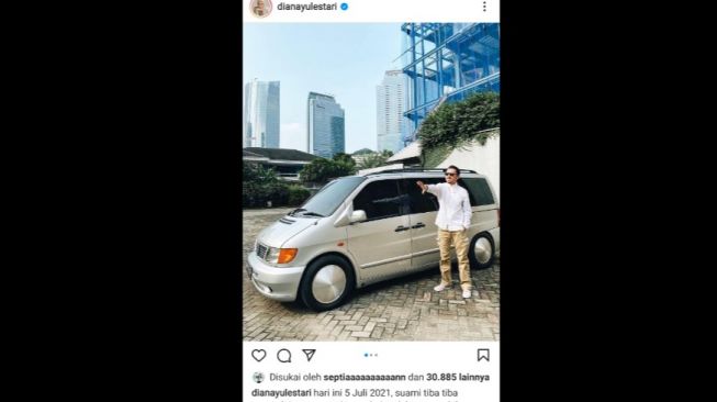 Ananda Omesh bersama Mercedes-Benz Vito kesayangan [Instagram: dianayulestari].