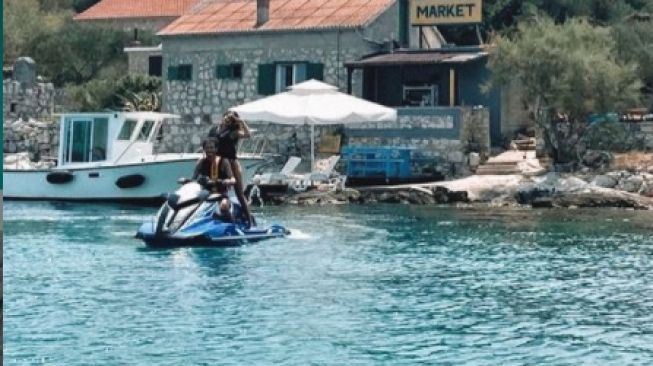 Valentino Rossi liburan bareng pacar, Franseca Sofia Novello naik jetski (instagram)