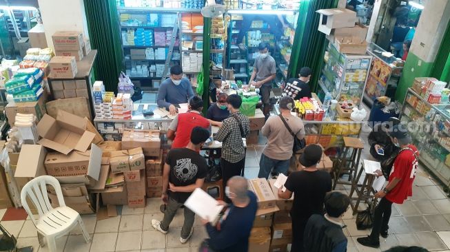 Penjual obat dan perlengkapan medis di Pasar Pramuka. (Suara.com/Yaumal)