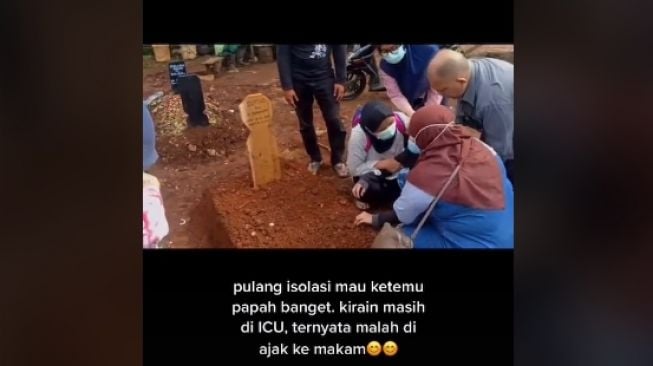 Wanita menangis di makam ayahnya (tiktok)