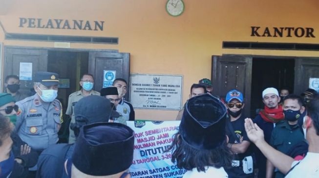 Panas! Warga Sukabumi Desak Spanduk Penutupan Masjid Diturunkan