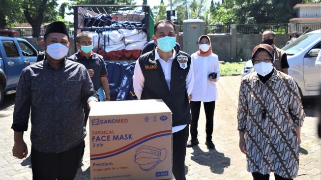 Ringankan Beban Masyarakat, Mensos Serahkan Bantuan di Surabaya